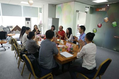 職教橋領導與市電子信息學校老師一行蒞臨圣典傳媒進行學術交流